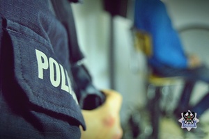 Zdjęcia przedstawiają policjantów podczas działań zatrzymania podejrzanych o przestępstwa