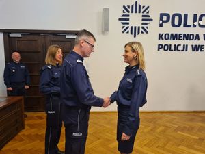 komendant wojewódzki wręcza odznaczenia dla policyjnych sportowców