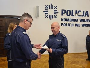 komendant wojewódzki wręcza odznaczenia dla policyjnych sportowców