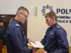 komendant wręcza policjantom wyznaczenia