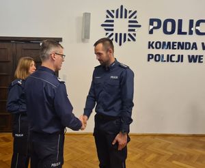 komendant wręcza policjantom wyznaczenia