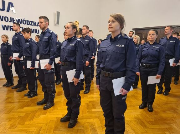 komendant wręcza policjantom wyznaczenia