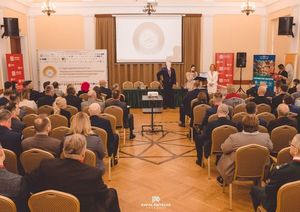 komendant odbiera statuetki z rąk przedstawiciela fundacji