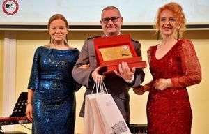 komendant odbiera statuetki z rąk przedstawiciela fundacji