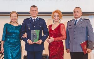 komendant odbiera statuetki z rąk przedstawiciela fundacji
