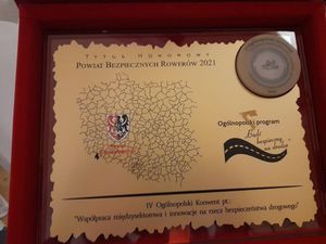 komendant odbiera statuetki z rąk przedstawiciela fundacji