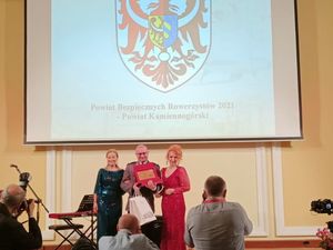 komendant odbiera statuetki z rąk przedstawiciela fundacji