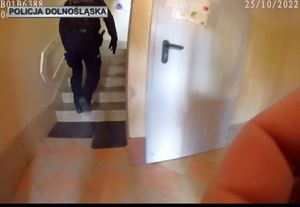 Na zdjęciu policjanci idący po schodach