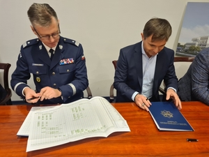 Komendant Wojewódzki Policji we Wrocławiu i przedstawiciel firmy podpisują umowę na budowę nowego komisariatu