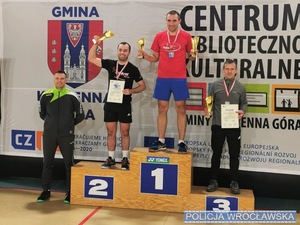 Uczestnicy mistrzostw na hali sportowej