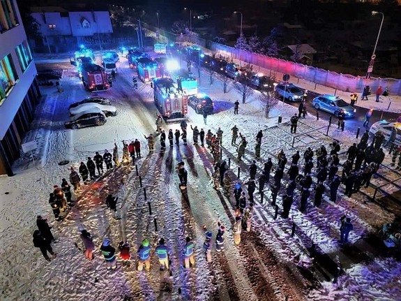 policjanci i strażacy pod szpitalem