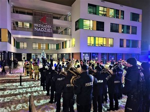 policjanci i strażacy pod szpitalem