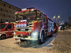 policjanci i strażacy pod szpitalem