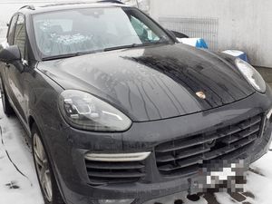 zabezpieczone przez policjantów ciemne porshe