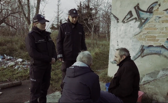 policjanci pomagają bezdomnym