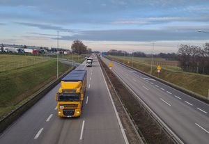 po autostradzie jedzie samochód ciężarowy