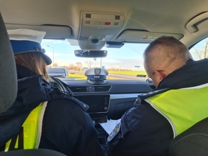 policjanci siedzą w radiowozie