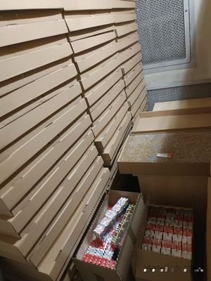 Nielegalne papierosy w kartonowych pudełkach