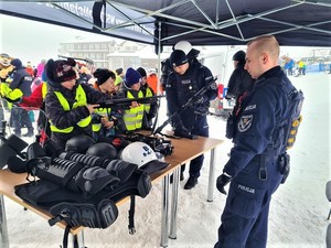 Dzieci i policjanci na festynie pn. &quot;Bezpieczne Ferie&quot;