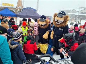 Dzieci i policjanci na festynie pn. &quot;Bezpieczne Ferie&quot;