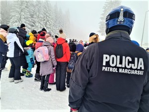 Dzieci i policjanci na festynie pn. &quot;Bezpieczne Ferie&quot;