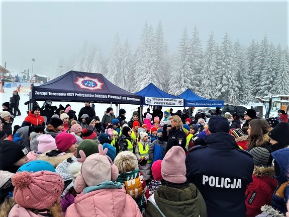 Dzieci i policjanci na festynie pn. &quot;Bezpieczne Ferie&quot;