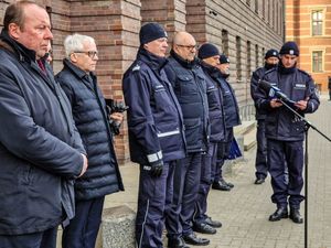 Na zdjęciu nadinspektor Dariusz Wesołowski wraz z zaproszonymi gośćmi.