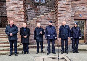 Na zdjęciu Komendant Wojewódzki Policji we Wrocławiu nadinspektor Dariusz Wesołowski wraz z zaproszonymi gośćmi.