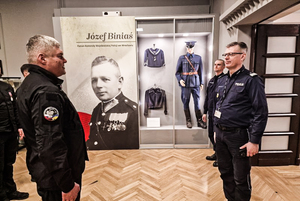 Na zdjęciu Komendant Wojewódzki Policji we Wrocławiu nadinspektor Dariusz Wesołowski przyjmuje meldunek od dowódcy Samodzielnego Pododdziału Kontrterrorystycznego Policji we Wrocławiu.