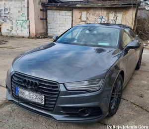 Na zdjęciu zabezpieczone Audi - zdjęcie z lewej strony.