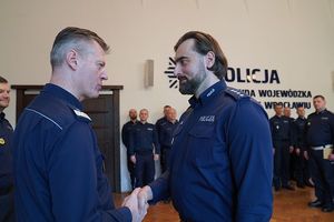 Na zdjęciu Komendant Wojewódzki Policji we Wrocławiu składa gratulacje policjantowi.