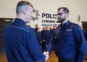 Na zdjęciu Komendant Wojewódzki Policji we Wrocławiu gratuluje policjantowi.