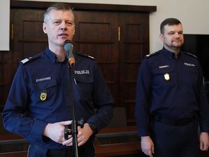 Na zdjęciu przemawia Komendant Wojewódzki Policji we Wrocławiu nadinspektor Dariusz Wesołowski składa gratulacje policjantowi obok stoi Zastępca Komendanta Wojewódzkiego Policji

inspektor Norbert Kurenda.