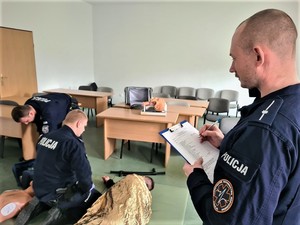 Policjanci podczas udzielania pierwszej pomocy