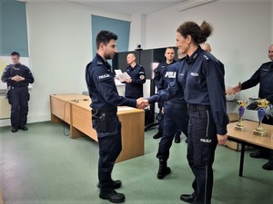 umundurowani policjanci podczas wręczania nagród