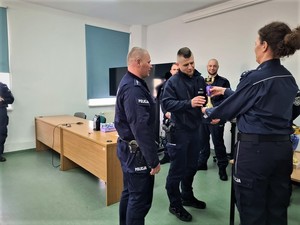 umundurowani policjanci podczas wręczania nagród