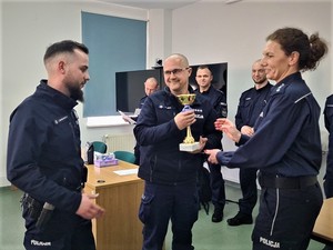 umundurowani policjanci podczas wręczania nagród