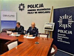 Zastępca Komendanta Wojewódzkiego Policji we Wrocławiu podczas podpisywania umowy na budowę obiektu policyjnego