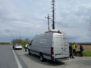 stojący przy drodze samochód typu bus z masztem