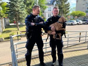 Na zdjęciu dwaj policjanci z psem.