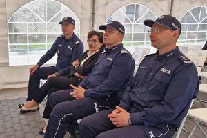 Na zdjęciu Marszałek Sejmu RP Pani Elżbieta Witek, Zastępca Komendanta Głównego Policji nadinsp. Dariusz Augustyniak, Komendant Wojewódzki Policji we Wrocławiu nadinsp. Dariusz Wesołowski oraz Komendant Powiatowy Policji w Jaworze insp. Artur Bujak.