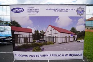 Na zdjęciu baner na którym widnieje projekt nowego budynku komendy.