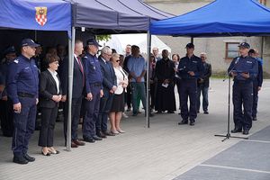 Na zdjęciu uczestnicy uroczystości Marszałek Sejmu RP Pani Elżbieta Witek, Zastępca Komendanta Głównego Policji nadinsp. Dariusz Augustyniak, Wojewoda Dolnośląski Pan Jarosław Obremski oraz Komendant Wojewódzki Policji we Wrocławiu nadinsp. Dariusz Wesołowski.