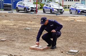 Na zdjęciu insp. Artur Bujak Komendant Powiatowy Policji w Jaworze  wmurowuje akt erekcyjny budowy nowego Posterunku Policji w Męcince.
