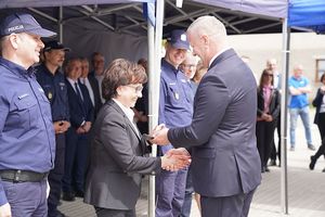 Na zdjęciu Wójt Gminy Męcinka – Pan Mirosław Brzozowski wręcza pamiątkową kielnię Pani Marszałek Witek.