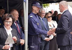 Na zdjęciu Wójt Gminy Męcinka – Pan Mirosław Brzozowski wręcza pamiątkową kielnię Komendantowi Wojewódzkiemu Policji we Wrocławiu nadinsp. Dariuszowi Wesołowskiemu.