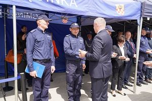 Na zdjęciu Wójt Gminy Męcinka – Pan Mirosław Brzozowski wręcza pamiątkową kielnię Komendantowi Powiatowemu Policji w Jaworze insp. Artur Bujak.