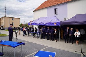 Na zdjęciu Komendant Wojewódzki Policji we Wrocławiu nadinsp. Dariusz Wesołowski przemawia do uczestników uroczystej zbiórki związanej z podpisaniem aktu erekcyjnego budowy nowego Posterunku Policji w Męcince.