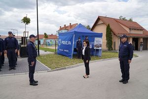 Na zdjęciu policjant składa meldunek Marszałek Sejmu RP Pani Elżbiecie Witek.