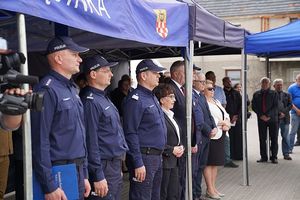 Na zdjęciu Marszałek Sejmu RP Pani Elżbieta Witek, Zastępca Komendanta Głównego Policji nadinsp. Dariusz Augustyniak, Wojewoda Dolnośląski Pan Jarosław Obremski oraz Komendant Wojewódzki Policji we Wrocławiu nadinsp. Dariusz Wesołowski oraz pozostali zgromadzeni goście.